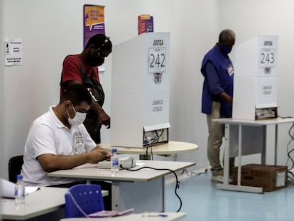 Eleitores e mesários no primeiro turno das eleições municipais 2020, que ocorreu em 15 de novembro. Brasileiros voltam às urnas neste domingo, 29, em 57 cidades.