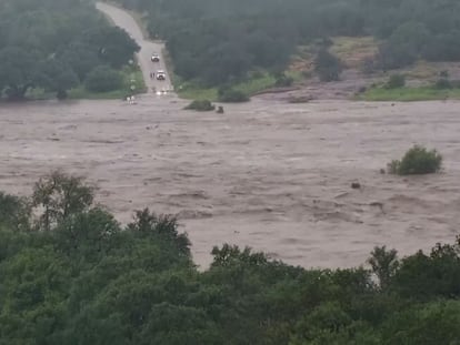 Las aguas del río Llano inundan una calzada en Kingsland, Texas.