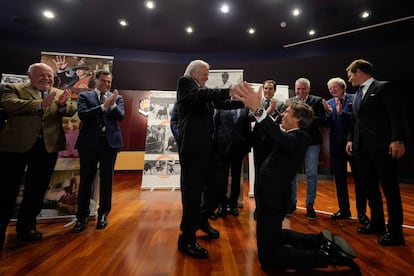 Manuel Benítez y Manuel Díaz (ambos apodados 'El Cordobés') en su primer reencuentro público, durante el acto conmemorativo por el vigésimo aniversario de la proclamación del primero como Califa del Toreo, el 14 de febrero de 2023 en el rectorado de la Universidad de Córdoba. 
