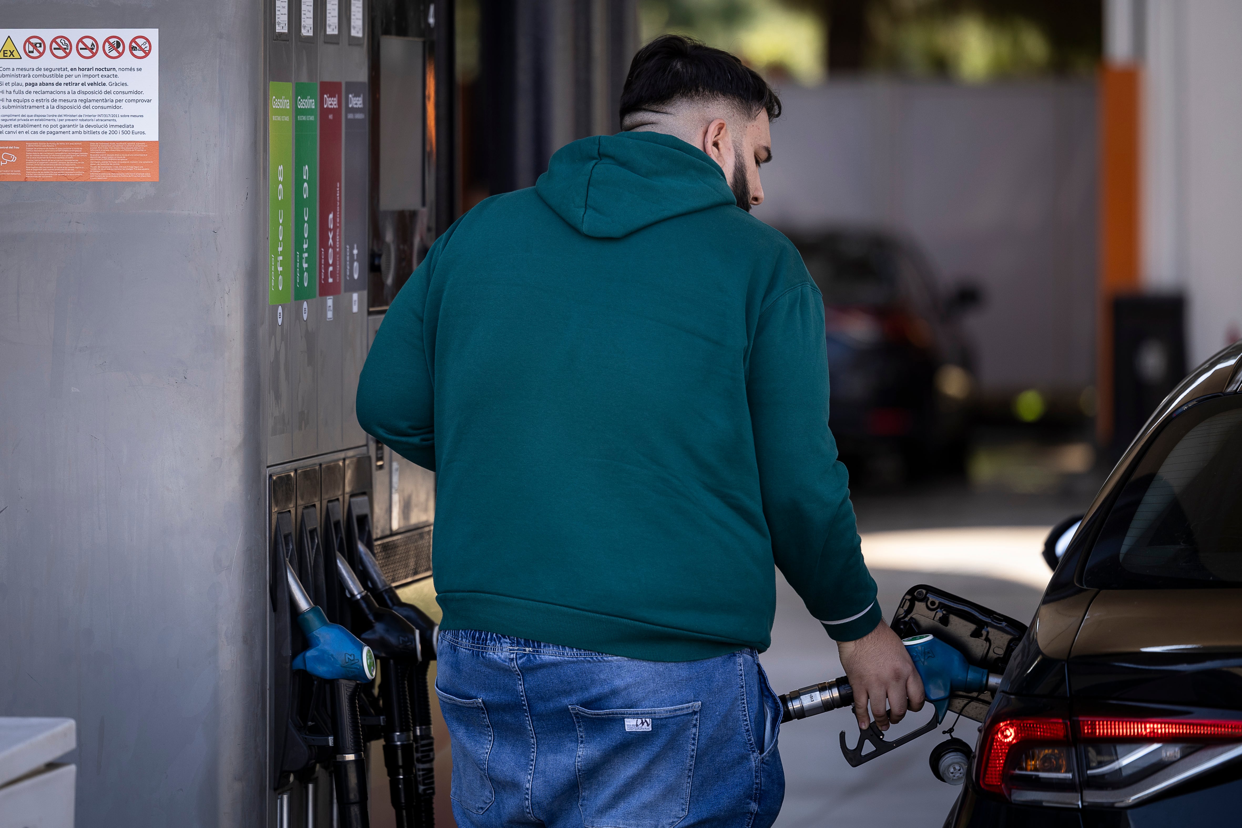Un hombre reposta en una gasolinera de Repsol en Hospitalet de Llobregat (Barcelona) el pasado 21 de marzo.