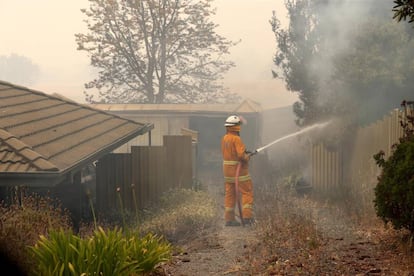 Un bombero en Adelaida, Australia, este viernes.