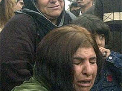 Dos mujeres kurdas lloran tras los atentados en Irbil.