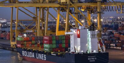 Imagen de un portacontenedores en el Puerto de Barcelona.