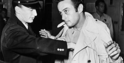 Lenny Bruce, en uno de sus encontronazos con la polic&iacute;a. 