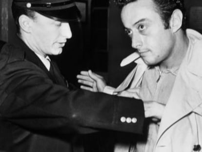 Lenny Bruce, en uno de sus encontronazos con la polic&iacute;a. 