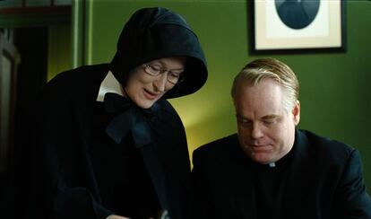 'La duda' (2008), de John Patrick Shanley. Su papel como la monja Aloysius le valió otra candidatura a mejor actriz. En la imagen, junto a Philip Seymour Hoffman (padre Flynn), recientemente fallecido.