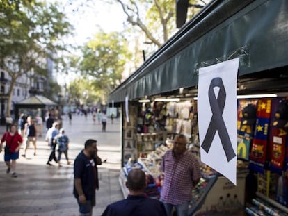 Un lazo negro cuelga de uno de los kioskos de las Ramblas de Barcelona tras el atentado del jueves. 