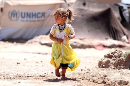 Una niña camina por un campo de refugiados a cargo del Alto Comisionados de las Naciones Unidas para los Refugiados (ACNUR), este lunes en las afueras de Herat (Afgansitán). El Fondo de las Naciones Unidas para la Infancia (UNICEF) ha solicitado 50 millones de dólares para cubrir las necesidades humanitarias básicas de más de 570.000 niños y niñas en Afganistán.  