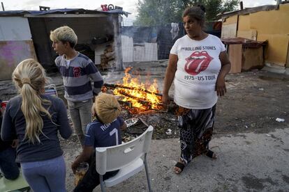 Una familia prepara una fogata delante de su chabola en la parte baja del poblado chabolista, donde la Policía ha desmantelado este mes ya siete plantaciones de marihuana.