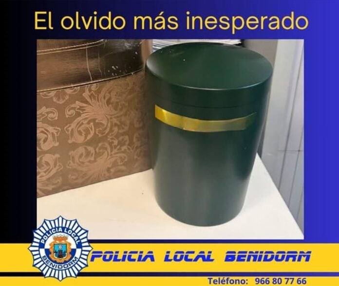 La Policía busca a la familia que olvidó una urna funeraria con cenizas en la taquilla de un supermercado de Benidorm