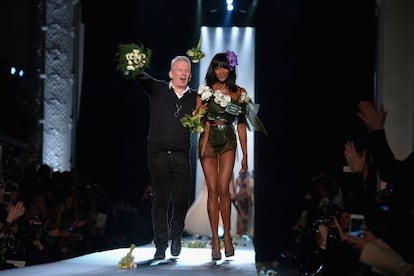 Jean Paul Gaultier y Naomi Campbell, al finalizar el desfile.