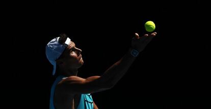 Nadal se dispone a servir durante un entrenamiento en Melbourne.