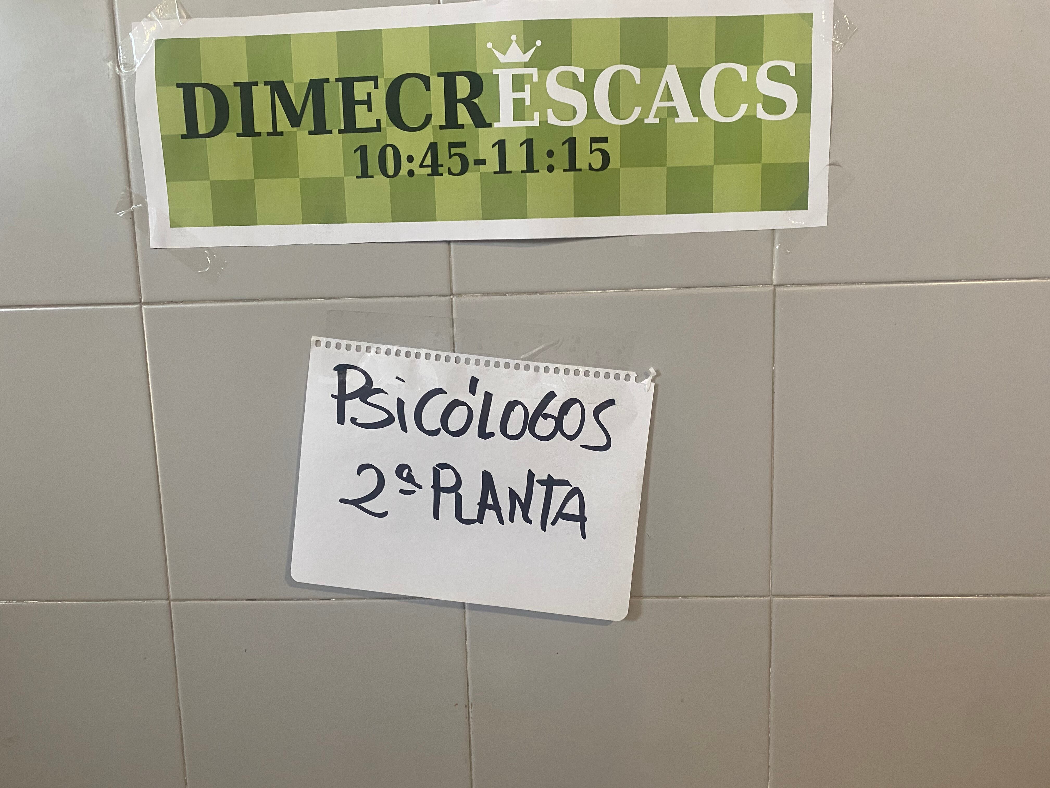 Cártel anunciando la atención psicológica en el IES de Sedaví, convertido en centro logístico del pueblo tras el paso de la dana.