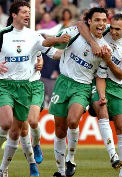 Anderson Silva (centro) es felicitado por sus compañeros del Racing tras conseguir el primer gol frente al Mallorca.