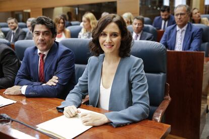 El diputado del PP David Pérez junto a Díaz Ayuso, momentos antes del discurso de la candidata a presidir la Comunidad de Madrid.