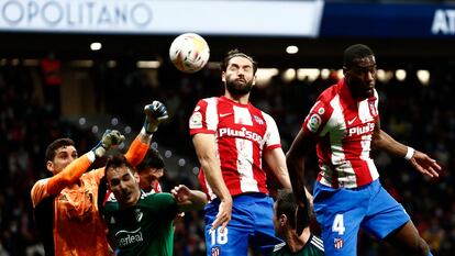 Felipe cabecea el tanto de la victoria ante Osasuna.