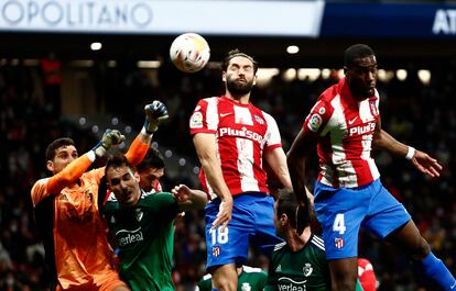 Felipe cabecea el tanto de la victoria ante Osasuna.