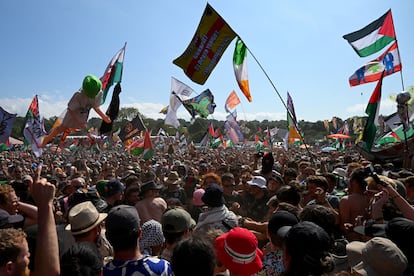 Imagen del público durante la actuación de Kneecap en Glastonbury el pasado 28 de junio.