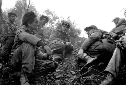 Camilo Cienfuegos (d) Fidel Castro (2d) y Che Guevara (3d) en la batalla de Pino del Agua en septiembre de 1957.