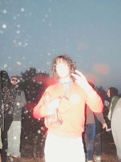 Un visitante del festival posa para el fotorreportaje de ICON cuando ya anochece.
