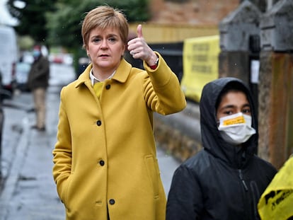 La ministra principal de Escocia y candidata del SNP, Nicola Sturgeon, este jueves a las puertas de un colegio electoral en Glasgow.