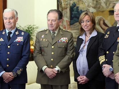 Carme Chacón con los miembros de la Junta de Jefes de Estado Mayor