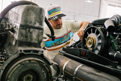 Un Fernando Alonso vestido de Kimoa, su firma de moda, revisa el motor del Alpine con el que volverá a competir por el Gran Premio.