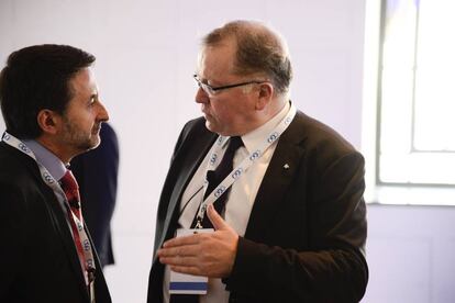 Josu Jon Imaz (Repsol), conversa con Eldar Saetre (Statoil) en el evento celebrado en Londres