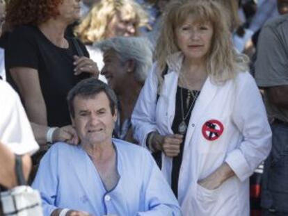 Protestas en la puerta del hospital de Bellvitge.