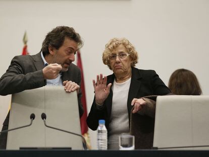 La alcaldesa de Madrid, Manuela Carmena, y el concejal de su grupo Mauricio Valiente, ayer en el Ayuntamiento de la capital.