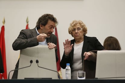 La alcaldesa de Madrid, Manuela Carmena, y el concejal de su grupo Mauricio Valiente, ayer en el Ayuntamiento de la capital.