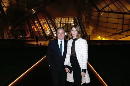 El CEO de Louis Vuitton Michael Burke y la directora de cine y guionista Sofia Coppola. La estadounidense no solo ha sido imagen de Louis Viutton sino que ha filmado algunas de las campañas del conglomerado del lujo e incluso fue invitada en 2009 a diseñar a una pequeña colección de bolsos para la casa.