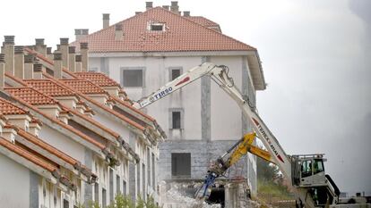 Operarios de la empresa Tragsa ejecutan unas obras de demolición.