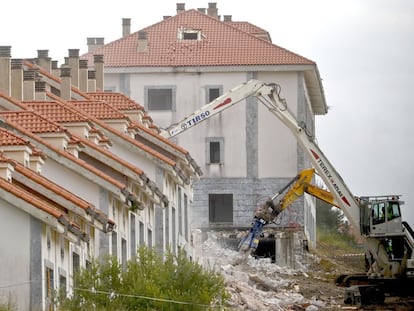 Operarios de la empresa Tragsa ejecutan unas obras de demolición.