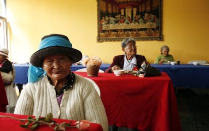 Una mujer espera la comida durante las celebraciones del Día de la Madre en Lima, Perú.