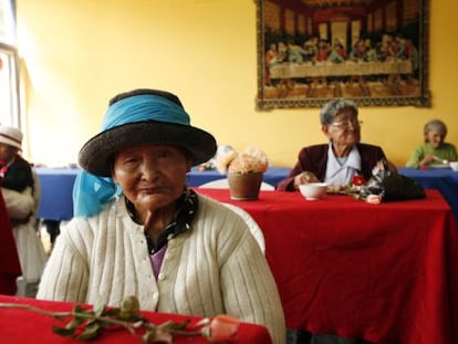 Una mujer espera la comida durante las celebraciones del Día de la Madre en Lima, Perú.