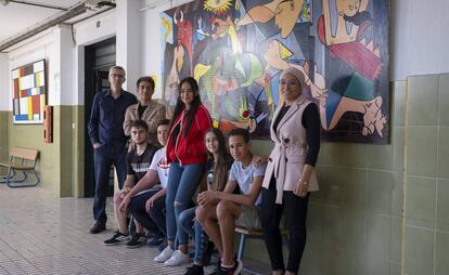 Alumnos y profesores del proyecto Mi Gran T en el instituto Juan Ramón Jiménez de Moguer.