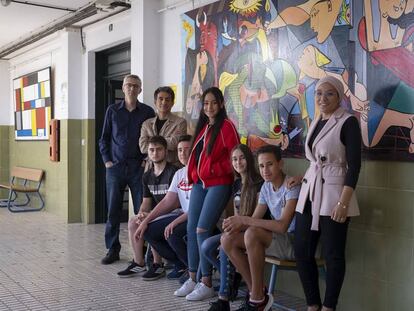 Alumnos y profesores del proyecto Mi Gran T en el instituto Juan Ramón Jiménez de Moguer.