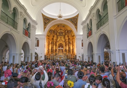 Ermita de la Virgen del Rocío repleta de peregrinos llegados desde distintos puntos de Andalucía y el resto de España en la tarde de este sábado.