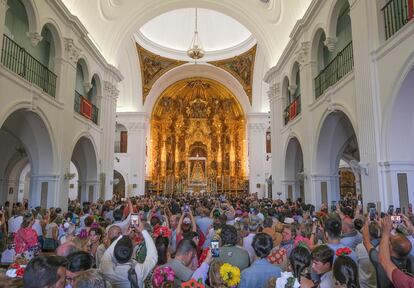 Ermita de la Virgen del Rocío repleta de peregrinos llegados desde distintos puntos de Andalucía y el resto de España en la tarde de este sábado.