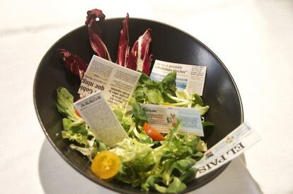 'Ensalada de noticias frescas', con vegetales y papel comestible, preparada por el cocinero Firo Vázquez.