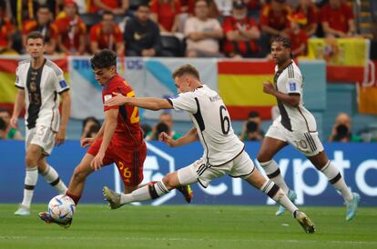 Pedri se marcha de Kimmich durante el Alemania-España (1-1) disputado el domingo en Jor.