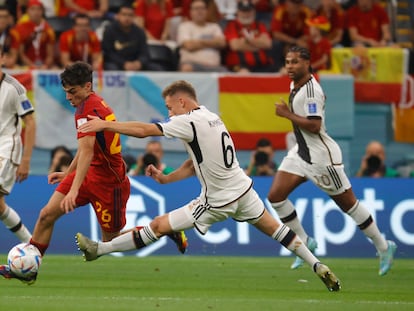 Pedri se marcha de Kimmich durante el Alemania-España (1-1) disputado el domingo en Jor.