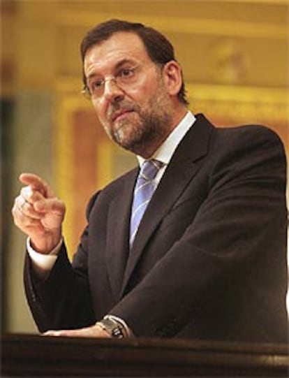 Rajoy ha entrado a valorar el compromiso de Zapatero de llevar a la práctica una reforma "limitada" y "desde el consenso" de la Constitución. Para Rajoy, esas palabras del líder socialista siguen sin aclararle lo que quiere hacer el nuevo Ejecutivo con dicho texto, que "nos ha permitido el periodo democrático más largo de nuestra historia".