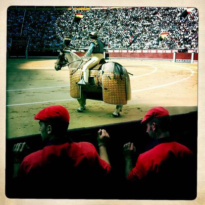 Los monosabios, mozos de cuadra, preparados para asistir a caballo y picador durante la suerte de varas.