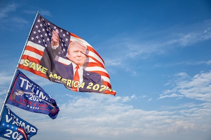 Banderolas de apoyo a Donald Trump ondean en Palm Beach, Florida.