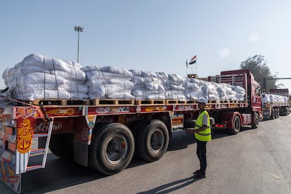 Camiones cargados con ayuda se dirigen a Gaza a través del paso de Rafah, en la frontera con Egipto, este domingo. 