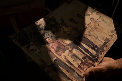 Retrato familiar de la familia Toledo-Almeida, vecinos del distrito de Água Preta V de São João da Barra, en una imagen de septiembre de 2023. Esta familia fue expropiada de sus tierras tras la construcción y puesta en funcionamiento del puerto. El desplazamiento forzado tuvo graves consecuencias, desarraigándolos de sus tierras, cultivos y patrimonio cultural.