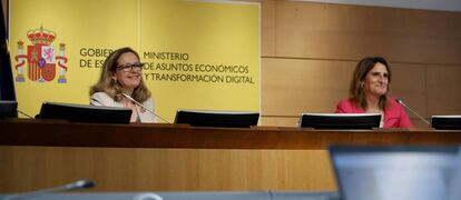 La vicepresidenta primera del Gobierno, Nadia Calviño (i) junto a la ministra para la Transición Ecológica, Teresa Ribera (d), presentan el Marco Bonos verdes, este miércoles en Madrid.
