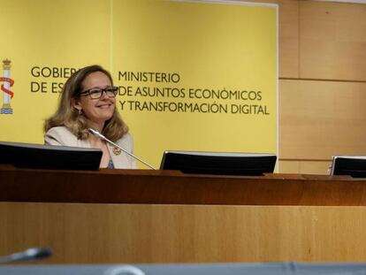  La vicepresidenta primera del Gobierno, Nadia Calviño (i) junto a la ministra para la Transición Ecológica, Teresa Ribera (d), presentan el Marco Bonos verdes, este miércoles en Madrid.